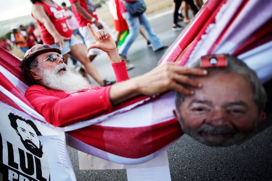 Manifestantes protestam em Brasília (DF), a favor do Partido dos Trabalhadores registrar a candidatura do ex-presidente Lula para concorrer ao cargo de presidente da República - 15/08/2018