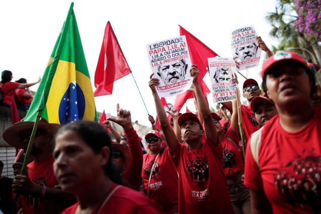 Manifestantes protestam em Brasília (DF), a favor do Partido dos Trabalhadores registrar a candidatura do ex-presidente Lula para concorrer ao cargo de presidente da República - 15/08/2018