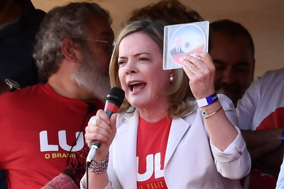 A presidente do PT, Gleisi Hoffmann, discursa momentos antes do partido registrar a candidatura do ex-presidente Lula no TSE, para concorrer ao cargo de presidente da República - 15/08/2018