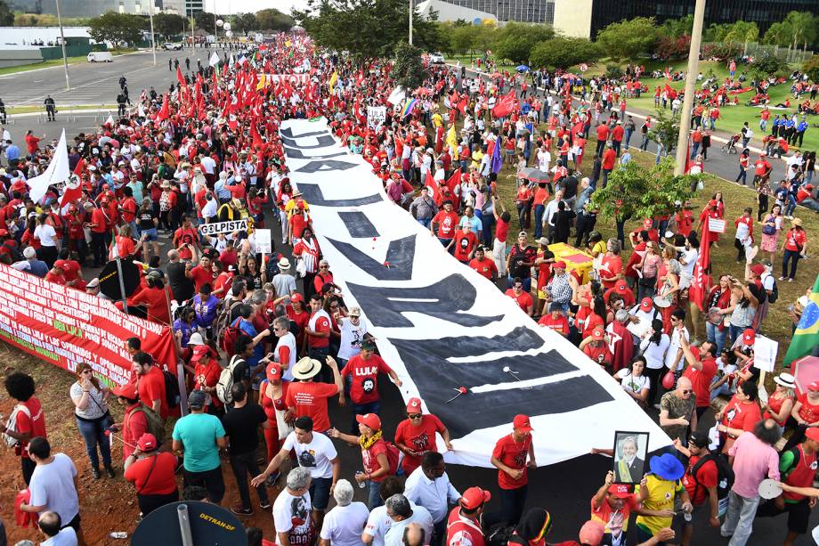 Manifestantes protestam em Brasília (DF), a favor do Partido dos Trabalhadores registrar a candidatura do ex-presidente Lula para concorrer ao cargo de presidente da República - 15/08/2018