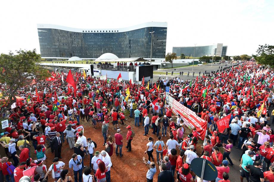 Manifestantes protestam em Brasília (DF), a favor do Partido dos Trabalhadores registrar a candidatura do ex-presidente Lula para concorrer ao cargo de presidente da República - 15/08/2018