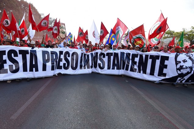 Manifestantes protestam em Brasília (DF), a favor do Partido dos Trabalhadores registrar a candidatura do ex-presidente Lula para concorrer ao cargo de presidente da República - 15/08/2018