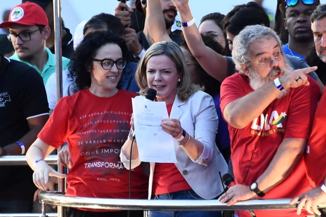 A presidente do PT (Partido dos Trabalhadores), Gleisi Hoffmann, exibe para militantes o registro de candidatura de Lula protocolado no TSE - 15/08/2018