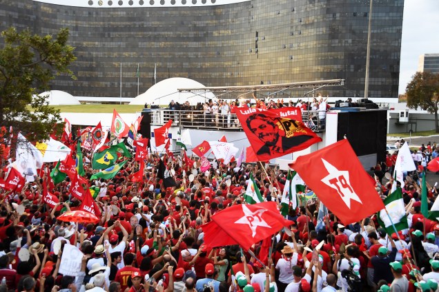 Apoiadores do ex-presidente Lula protestam em frente ao prédio do TSE (Tribunal Superior Eleitoral), momentos após o Partido dos Trabalhadores registrar a candidatura - 15/08/2018