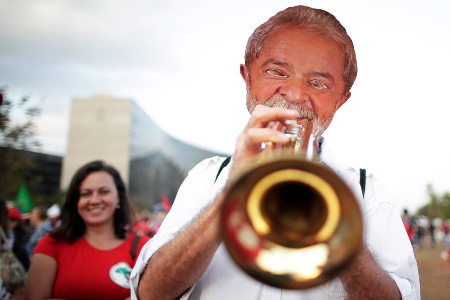 Apoiadores do ex-presidente Lula comemoram após registro de candidatura ser protocolado no TSE (Tribunal Superior Eleitoral), em Brasília (DF) - 15/08/2018