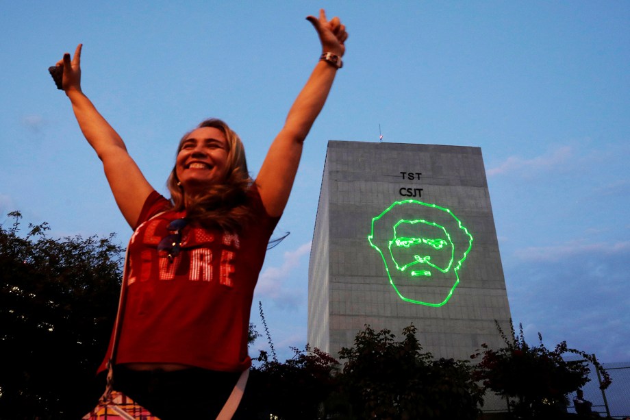 Apoiadores do ex-presidente Lula comemoram após registro de candidatura ser protocolado no TSE (Tribunal Superior Eleitoral), em Brasília (DF) - 15/08/2018