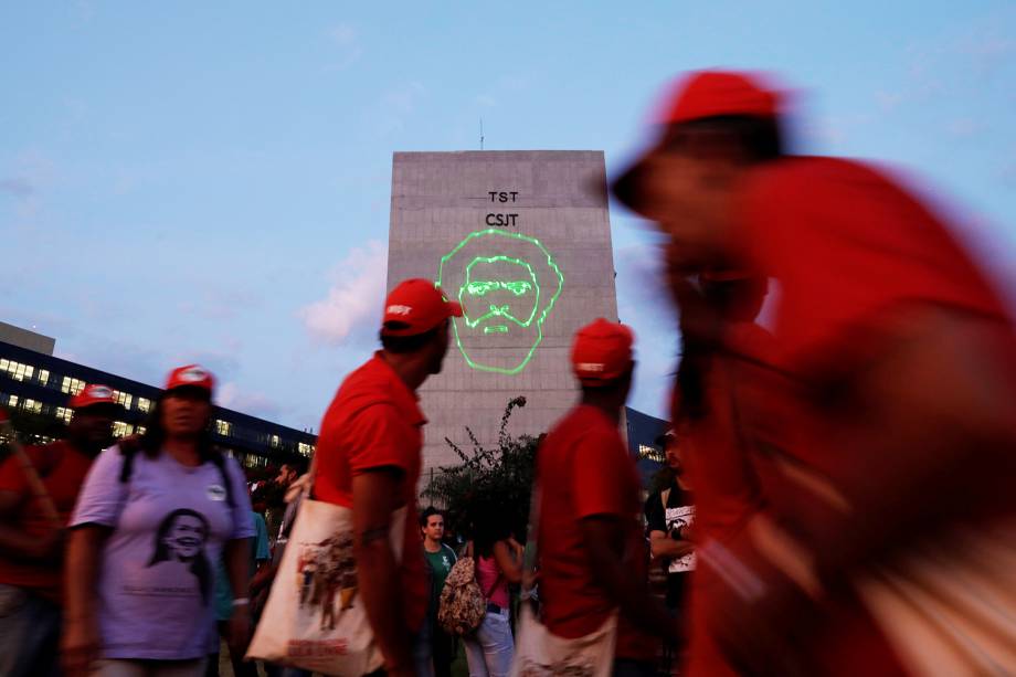 Apoiadores do ex-presidente Lula comemoram após registro de candidatura ser protocolado no TSE (Tribunal Superior Eleitoral), em Brasília (DF) - 15/08/2018