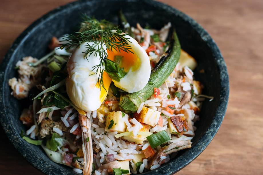 Arroz de costela suína, com grão-de-bico, quiabo tostado e ovo caipira, prato do Cortés no Menu Comer & Beber
