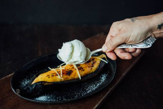 Sobremesa do restaurante Cortés: banana-da-terra assada no carvão, melado de cana e gengibre Sobremesa do restaurante Cortés: banana-da-terra assada no carvão, melado de cana e gengibre