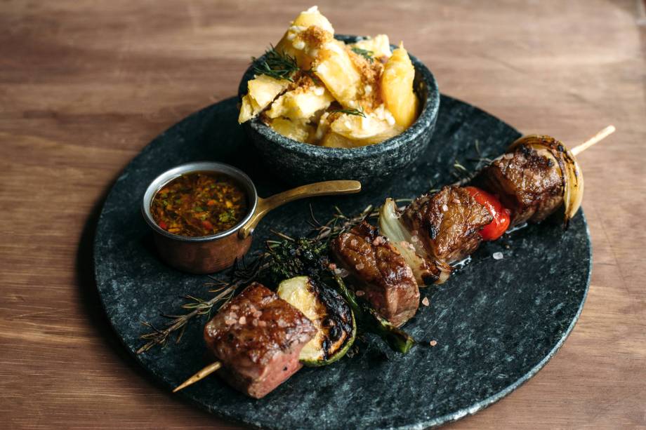 Brochete de picanha e legumes acompanhado de mandioca e farofinha de miga: receita do restaurante Cortés para o Menu Comer & Beber