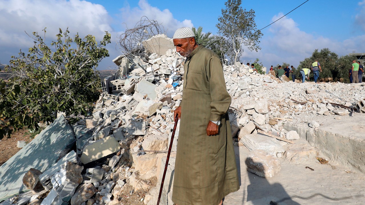 Destroços de casa demolida por tropas israelenses no vilarejo de Kobar, na Cisjordânia - 28/8/2018