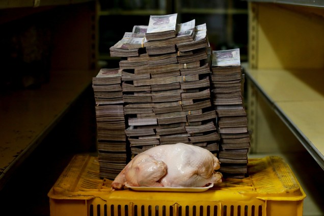 Um frango de 2,4kg custa 14,600,000 bolívares, cerca de 2,22 dólares americanos, em mini-mercado em Caracas, Venezuela - 16/08/2018