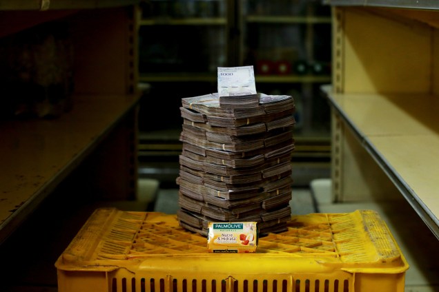 Um sabonete custa 3,500,000 bolívares, cerca de 0,53 dólares americanos, em mini-mercado em Caracas, Venezuela - 16/08/2018