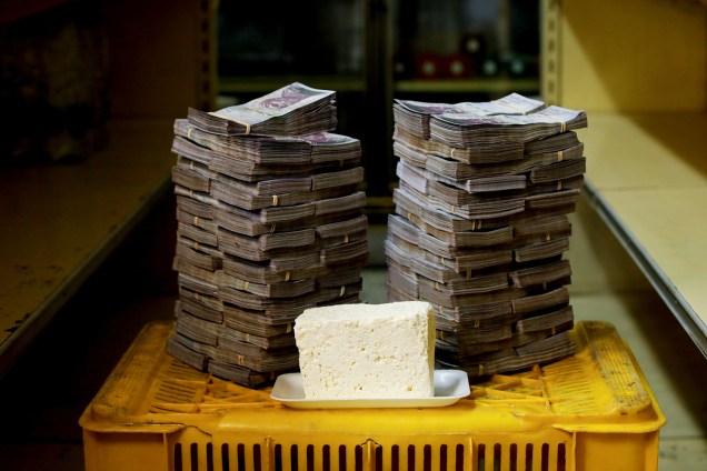 1kg de queijo custa 7,500,000 bolívares, cerca de 1,14 dólares americano, em mini-mercado em Caracas, Venezuela - 16/08/2018