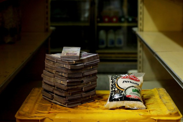 1kg de arroz curta 2,500,000 bolívares, cerca de 0,38 dólares americano, em mini-mercado em Caracas, Venezuela - 16/08/2018