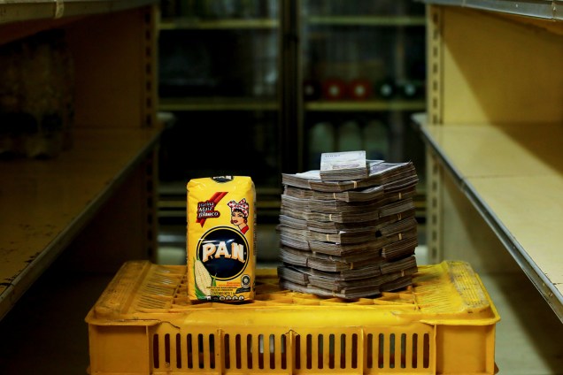 Pacote com 1kg de farinha de milho custa 2,500,000 bolívares, cerca de 0,38 dólares americano, em um mini-mercado em Caracas, Venezuela - 16/08/2018