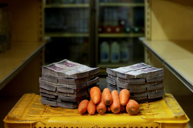 1kg de cenouras custa 3,000,000 bolívares, cerca de 0,46 dólares americano, em mini-mercado em Caracas, Venezuela - 16/08/2018