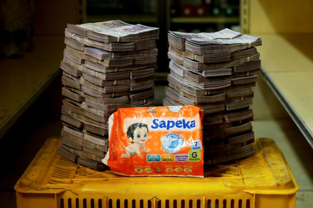 Um Pacote de fraldas custa 8,000,000 bolívares, cerca de 1,22 dólares americano, em mini-mercado em Caracas, Venezuela - 16/08/2018