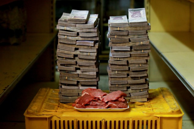1kg de carne custa 9,500,000 bolívares, cerca de 1,45 dólares americano, em mini-mercado em Caracas, Venezuela - 16/08/2018