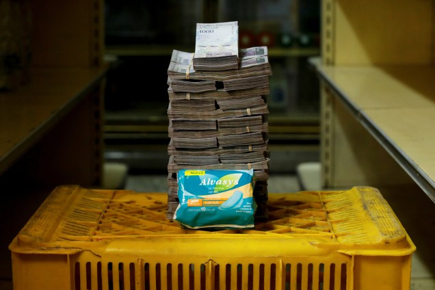 Um pacote de absorvente custa 3,500,000 bolívares, cerca de 0,35 dólares americano, em mini-mercado em Caracas, Venezuela -16/08/2018