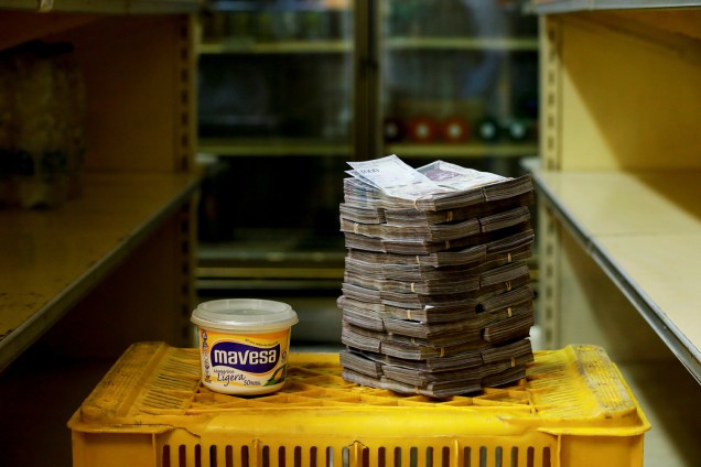 500 gramas de margarina custa 3,000,000 bolívares, cerca de 0,46 dólares americano, em mini-mercado em Caracas, Venezuela - 16/08/2018