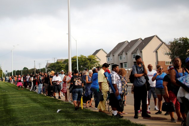 Pessoas esperam na fila, do lado de fora do Museu de História Afro-Americana Charles H. Wright, em Detroit, Michigan, onde está a falecida cantora Aretha Franklin está - 28/08/2018