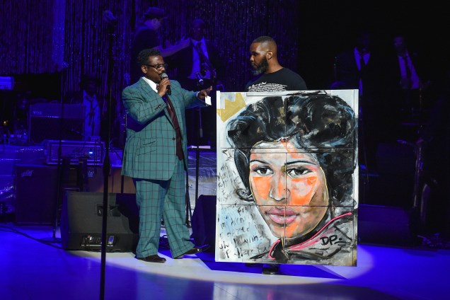 O artista Demont Pinder apresenta um retrato de Aretha Franklin durante um concerto em tributo à cantora Aretha Franklin em Detroit, Michigan - 30/08/2018
