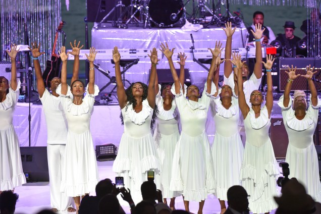 A coreógrafa Lisa McCall e um grupo de bailarinos se apresentam durante um tributo em homenagem à cantora Aretha Franklin em Detroit, Michigan - 30/08/2018