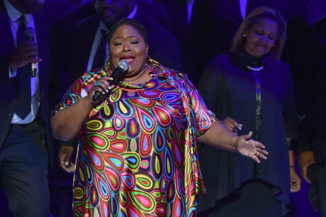 A cantora Kathy Taylor Brown se apresenta durante tributo em homenagem à cantora Aretha Franklin no Chene Park, em Detroit, Michigan - 30/08/2018
