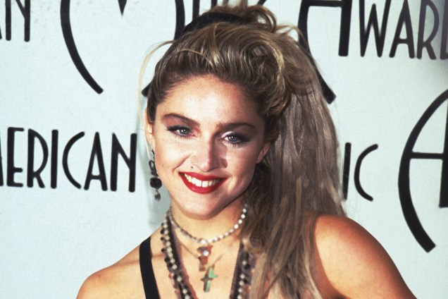 Madonna posa para foto durante o American Music Awards, em 1985