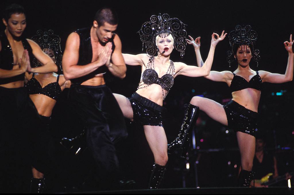 Madonna – 1993 Madonna no The Girlie Show (1993): figurinos ajudaram a projetar a dupla Dolce & Gabbana