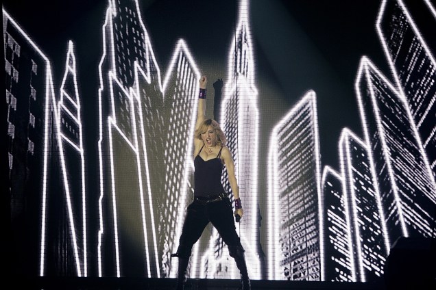 Madonna se apresenta após o lançamento do álbum 'Confessions On A Dancefloor', em Londres - 15/11/2005