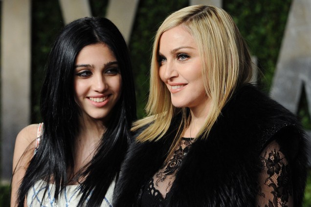 A cantora Madonna e sua filha Lourdes Maria posam para foto durante evento da Vanity Fair, na Sunset Tower - 27/02/2011