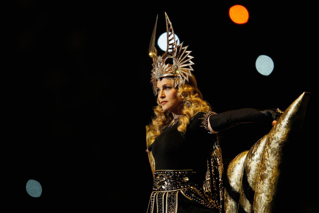 Madonna – 2012 Super Bowl em 2012: Riccardo Tisci, em sua época de Givenchy, assinou icônico look de rainha de Madonna