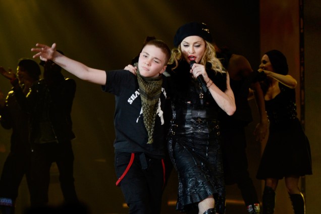 A cantora Madonna é vista com seu filho Rocco, durante apresentação no Hyde Park, em Londres - 17/07/2012