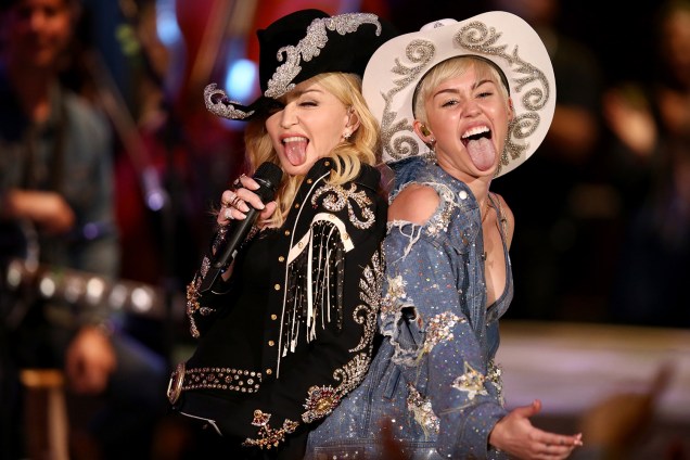 Madonna e Miley Cyrus durante apresentação no programa MTV Unplugged, em Hollywood - 29/01/2014