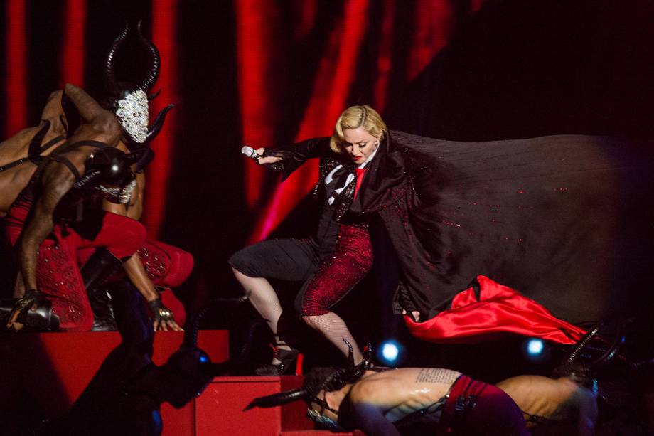 A cantora Madonna sofre queda durante apresentação no BRIT Awards, realizado no O2 Arena, em Londres - 25/02/2015