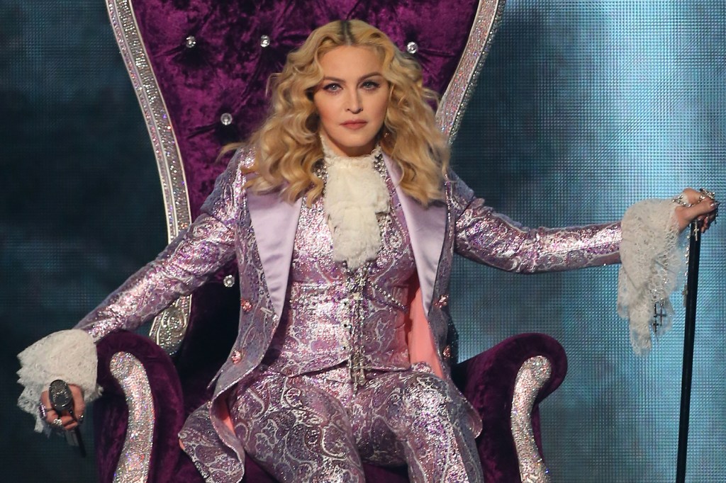 Madonna e o terno roxo de Alessandro Michele: homenagem a Prince e empurrão no estilista