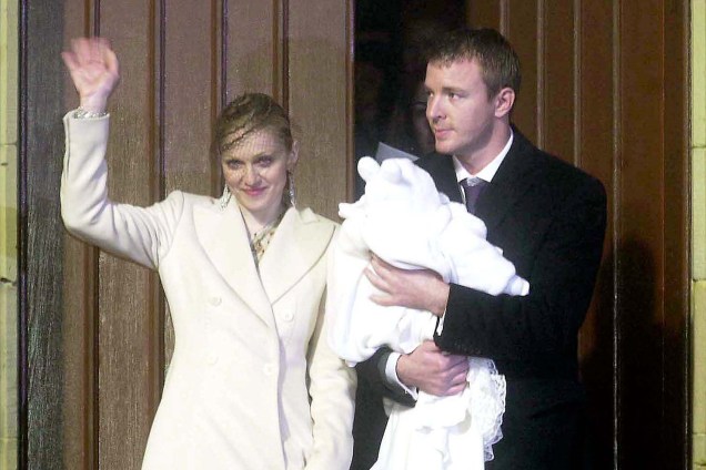 A cantora Madonna e seu então marido Guy Ritchie, durante batizado do filho Rocco, na Catedral Dornoch, na Escócia - 21/12/2000