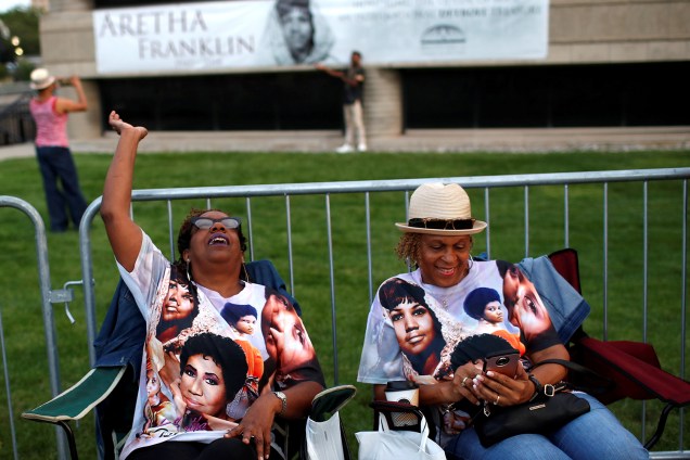 Pessoas esperam na fila, do lado de fora do Museu de História Afro-Americana Charles H. Wright, em Detroit, Michigan, onde está a falecida cantora Aretha Franklin - 28/08/2018