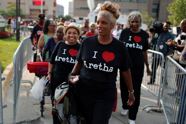 Pessoas chegam no Museu de História Afro-Americana Charles H. Wright, em Detroit, Michigan, onde ocorre o velório da falecida cantora Aretha Franklin - 28/08/2018