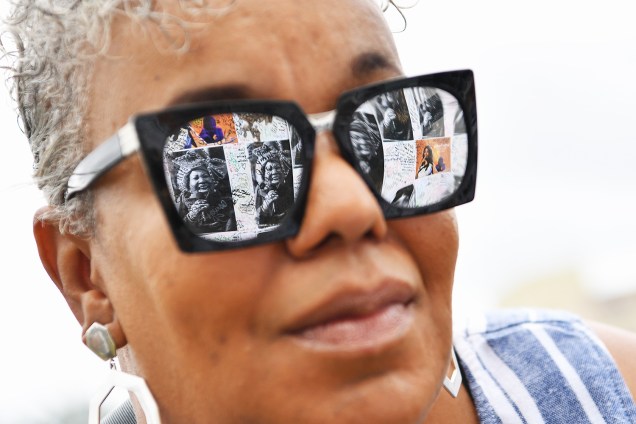 Reflexo de retratos de Aretha Franklin é visto em óculos, durante velório da cantorano Museu Charles H. Wright de História Afro-Americana  em Detroit, Michigan - 29/08/2018