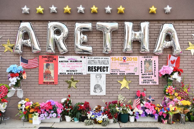 Memorial em homenagem à cantora Aretha Franklin é montado na frente da Igreja Batista Nova Bethel, em Detroit - 30/08/2018