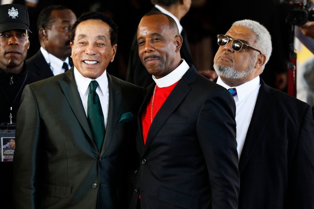 O cantor Smokey Robinson (esq), o pastor Charles Ellis III (centro) e o reverendo Robert Smith (dir), posam para foto durante funeral de Aretha Franklin, em Detroit - 31/08/2018