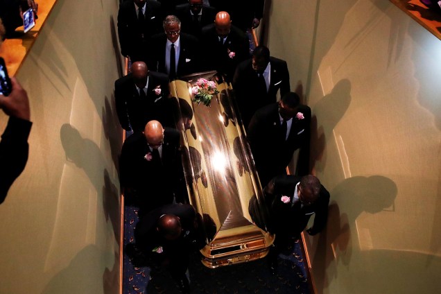 Caixão com o corpo da cantora Aretha Franklin é carregado durante funeral em Detroit, Michigan - 31/08/2018
