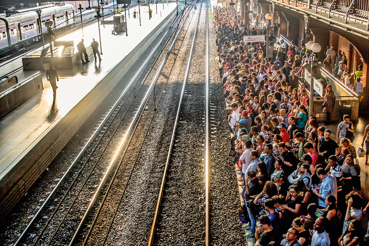 Esta&ccedil;&atilde;o da Luz &ndash; &Agrave; espera de solu&ccedil;&otilde;es &ndash; que, claro, existem