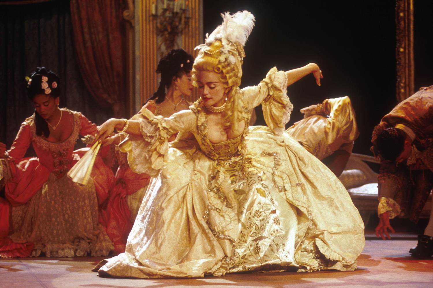 Madonna vestida de Maria Antonieta durante o MTV Video Music Awards 1990