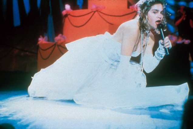 Madonna causa burburinho com apresentação da música 'Like a Virgin', durante o MTV Video Music Awards, em 1984