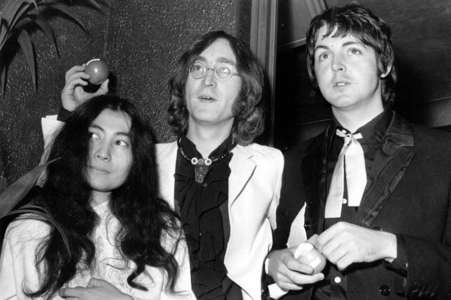 Yoko Ono, John Lennon e Paul McCartney na estreia do filme ‘Submarino Amarelo’, em 18 de julho de 1968 Yoko Ono, John Lennon e Paul McCartney na estreia do filme 'Submarino Amarelo', em 18 de julho de 1968