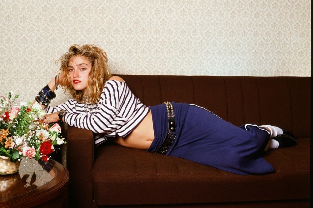 Madonna é fotografada em sofá de hotel em Tóquio, em 1985